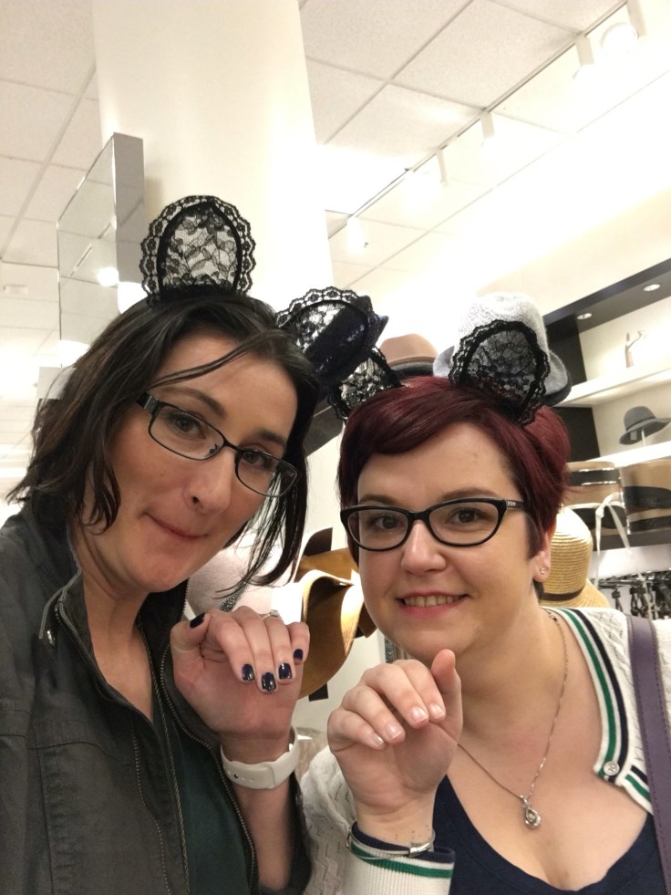 Don't you try on headwear with your bestie? 